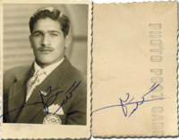 (1935-2017) S/W-Foto mit original Signaturen von Nasser Givehchi (IRN) auf der Vor- und Rckseite. Olympische Spielen 1952 Silbermedaille im Ringen im Federgewicht, 6,5x4,5 cm.<br>-- Schtzpreis: 80,00  --