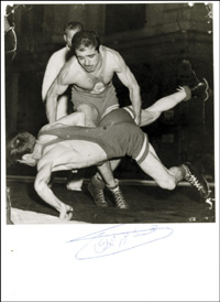 (1931-2007) S/W-Foto mit original Signatur von Mohammad Ali Khojastepour (IRN). Goldmedaille im Ringen im Fliegengewicht bei den Olympischen Spielen 1956, 27x20,5 cm.