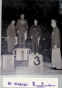 (1931) S/W-Reprofoto mit aufmontiertem Blancobeleg mit original Signatur von Imam-Ali Habibi (IRN). Goldmedaillengewinner im Ringen im Leichtgewicht bei den Olympische Spielen 1956. 3facher Weltmeister, 13x9 cm.