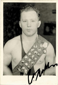 (1931-2007) S/W-Foto mit original Signatur von Nikolai Solowjow (URS). Goldmedaillengewinner im Ringen im Fliegengewicht bei den Olympischen Spielen 1956. 12,5x9 cm.<br>-- Schtzpreis: 90,00  --