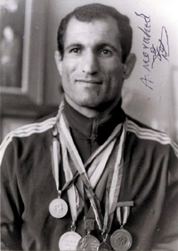 (1940) S/W-Reprofoto mit original Signatur von Abdollah Movahed (IRN). Olympische Spiele 1968 Gold im Ringen im Leichtgewicht. 15,5x10,5 cm.