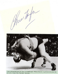 (1950-1979) Originalsignatur auf Blankobeleg und einem s/w Zeitungsbild von Chris Taylor (USA). Olympiadritter Mnchen 1972 im Superschwergewicht (Freistil). 10x7,5 cm.
