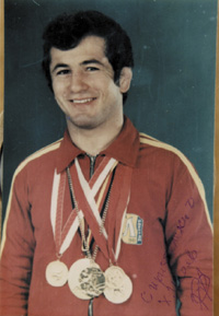 (1952) Farbfoto mit original Signatur von   Chassan Issaew (BUL). Olympische Spiele 1976 Gold im Ringen im Papiergewicht. 12,5x8,5 cm.<br>-- Schtzpreis: 50,00  --