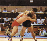 Farbreprofoto mit original Signatur von Magomet-Gassan Abuschew (URS). Olympische Spiele 1980 Gold im Ringen im Bantamgewicht. 10x9 cm.