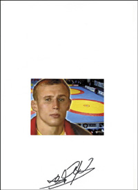(1972-2007) Sammlerblatt mit original Signatur von Yevhen Buslovych (Buslowytsch)(UKR) mit aufmontiertem Farbreprofoto. Goldmedaille im Ringen (bis 58 kg) bei den Olympischen Spielen 2000. Weltmeister 1998. 30x21 cm .