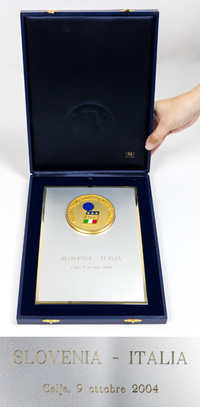 Ehrentafel des Fuballverbandes von Italien anlsslich des Fuball Qualifikationsspiels zur Fuball - Weltmeisterschaft 2006 Slowenien v Italien am 9.10.2004 (0:1) in Celje. Plakette aus Leichmetall mit aufgesetzter Erinnerungplakette mit dem Logo des ital