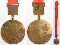 Offizielle Siegermedaille aus Bronze fr den 3.Platz im Fechten bei den Olympischen Sommerspielen in Mexiko 1968. Bronze, 6 cm mit Plakette mit dem Symbol fr Fechten. Mit orginal orangenem Seidenband.