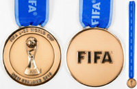 FIFA U-20 World Cup New Zealand 2015. Fr den 3.Platz von Mali. Bronze, 5 cm mit original Seidenband.