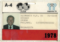 Offizieller Ausweis von Erich Deuser (1920-1993) den Physiotherapeuten der Fuball - Nationalmannschaft von Deutschland fr die Fuball-Weltmeisterschaft 1978. Mit Lichtbild, 11x8 cm.