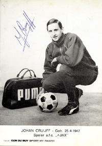 (1947-2016) s/w-Autogrammkarte aus den Niederlanden (Puma) mit Originalsignatur von Johan Cruyff. Zweifacher Vize-Weltmeister 1974 und 1978 der Niederlande. 15x10,5 cm.<br>-- Schtzpreis: 50,00  --