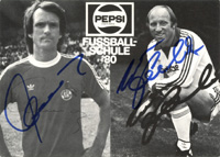 (1936-2022) S/W - Autogrammkarte von "Pepsi Fussball Schule 80" mit den Originalsignatur von Uwe Seeler Und Wolfgang Overath, 15x10,5 cm.<br>-- Schtzpreis: 40,00  --