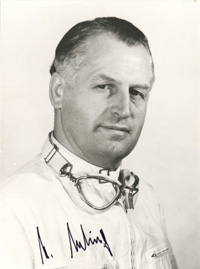 (1910-2003) Originalsignatur auf S/W-Foto vom Fahrer in 11 Grand Prix-Rennen Karl Kling. 16x11cm.