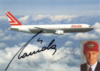 (1949-2019) Autogrammkarte "Lauda Air" mit faksimilierter Unterschrift von Niki Lauda und original Signatur mit Filzstift. 3facher Formel-1 Weltmeister (1975, 1977 und 1984), 14,5x10,5 cm.
