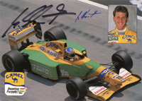 Sehr seltene farbige Autogrammkarte "Camel/Benetton" mit Faksimile Unterschrift aus dem Jahre 1992 und mit Originalsignatur mit Filzstift des 7-fachen Formel 1-Weltmeisters Michael Schumacher. 15x10,5 cm.<br>-- Schtzpreis: 70,00  --