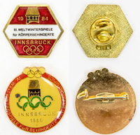 Offizielle Teilnehmerabzeichen der III. und IV. Winter Paralympics 1984 und 1988 jeweils in Innsbruck. Das sind die einzigen Paralympics mit den Olympischen Ringen des IOC! Aufschrift der Abzeichen "III. Weltwinterspiele fr Krperbehinderte Innsbruck 1984