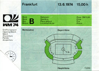 Erffnungsspiel: Brasilien - Jugoslawien (0:0) im Frankfurter Waldstadion am 13. Juni 1974. 15x10 cm.