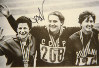 (1937) S/W-Reprofoto mit original Signatur von Tamara Press (USR), der zweifachen Olympiasiegerin im Kugelstoen (1960, 1964) und Olympiazweiten 1960 sowie Gold bei den Olympischen Spielen 1964 im Diskuswerfen, 13x9 cm.