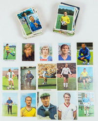 282 verschiedene Sammelbilder-Bergmann mit original Signaturen der jeweiligen Bundesliga-Spieler. Serien 1966 bis 1969 Je 7x5 bis 10,5x7,5 cm.<br>-- Schtzpreis: 280,00  --