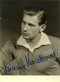 (1926-2008) Altes S/W-Foto mit Original-Signatur des Weltmeisters von 1954 Heinz Kwiatkowski (Borussia Dortmund). 8,5x6,3 cm12x9 cm.