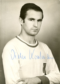 (1939-1979) S/W-Foto mit original Signatur von Dieter Koulmann im Dress des FC Bayern Mnchen 1966, 10,5x7,5 cm.