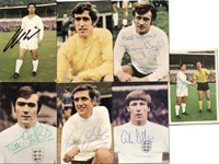 5x Sammelbilder Bergmann "Fuball - Weltmeisterschaft 1970"  mit Spieler von England. Alle mit original Signaturen, 10,5x7,5 cm.<br>-- Schtzpreis: 40,00  --