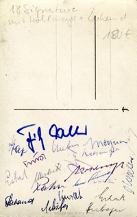 Original s/w-Postkarte aus dem Quartier der deutschen Nationalmannschaft in Spiez bei der Fuball-Weltmeisterschaft 1954 in der Schweiz mit 18 original Signaturen der Spieler, 14x9 cm.