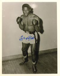 (1938-2013) s/w-Groreprofoto mit Originalsignatur Emile Griffith. US-amerikanischer Boxer. Weltmeister 1961 (Weltergewicht), 1962 (Halbmittelgewicht) und 1966 (Mittelgewicht). 25x20,5 cm.