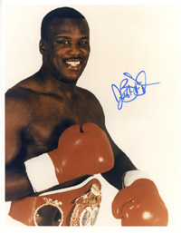 Farbreprofoto mit original Signatur von James Buster Douglas  (USA), Profi - Boxweltmeister 1990, 26x20,5 cm.<br>-- Schtzpreis: 50,00  --