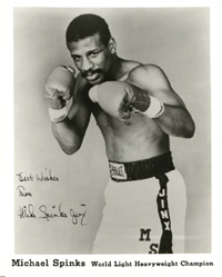 S/W-Foto mit Originalsignatur von Michael "Mike" Spinks (USA) Olympiasieger 1976 im Mittelgewicht und Halbschwergewichts Weltmeister. 25,5x20,5 cm.