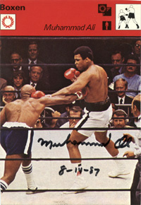 (1942-2016) Farbkarte von Muhammad Ali (USA) mit Originalautograph der amerikanischen Boxlegende, Schwergewichtsweltmeister und Olympiasieger 1960 im Boxen. Datiert "14.8.1987", 16x11 cm.<br>-- Schtzpreis: 80,00  --