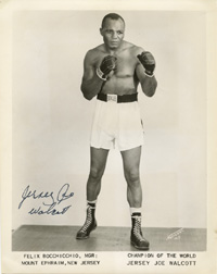 (1914-1994) S/W-Grofoto mit Originalsignatur von Jersey Joe Walcott (USA), Box-Weltmeister von Juli 1951 bis September 1952. 25.5x20,5 cm.
