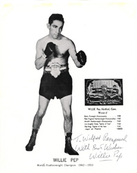 (1929-2006) S/W-Grokarte mit original Signatur von  Willie Pep (USA). Weltmeister im Federgwicht 1946-1950, 25,5x20,5 cm.
