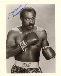 (1943-2013) Sehr schnes groformatiges S/W-Foto mit original Signatur vom Schwergewichtsweltmeister im Boxen Ken Norton (USA), dem Angstgegner Muhammad Ali's. 25x20 cm.<br>-- Schtzpreis: 50,00  --
