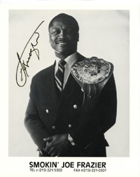 (1944-2011) s/w-Grofoto mit Originalsignatur von Joe Frazier (USA). Amerikanische Boxlegende, Schwergewichts-Boxweltmeister und Olympiasieger 1964. 25,5x20,5 cm.