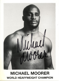 S/W-Autogrammkarte mit original Signatur des Boxweltmeisters im Schwergewicht 1992 Michael Lee Moorer (USA), 18x12,5 cm.<br>-- Schtzpreis: 40,00  --