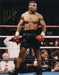 Groes Farbfoto mit original Signatur von Mike Tyson, Ex-Box-Weltmeister im Schwergewicht, 26,5x20,5 cm.<br>-- Schtzpreis: 100,00  --