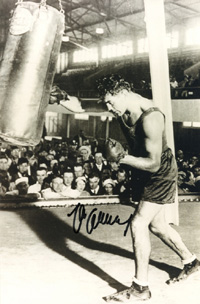 (1905-2005) Groes S/W-Reprofoto mit Originalsignatur von der deutschen Box-Legende und Weltmeister Max Schmeling. 30x20 cm.