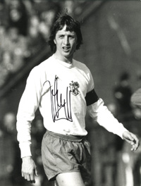 (1947-2016) s/w-Pressefoto mit Originalsignatur von Johan Cruyff im Trikot von Ajax Amsterdam 1973. Niederlndischer Vize-Weltmeister 1974 und 1978, Weltfuballer und Startrainer. 21,5x16,5 cm.<br>-- Schtzpreis: 60,00  --