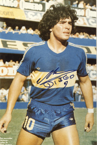 (1960-2020) Groformatiges Farbreprofoto mit original Signatur der Fuballlegende Diego Maradona, argentinischer Weltmeister 1986. Im Dress von Boca Juniors. 30,5x20 cm.<br>-- Schtzpreis: 100,00  --