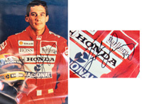 (1960-1994) Farbiges Groreprofoto mit Originalsignatur  von Ayrton Senna. Dreifacher Formel-1 Weltmeister 1988-1991. 45x30 cm.
