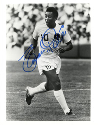 (1940-2022) S/W-Pressefoto von der brasilianischen Fuball - Legende Pele mit original Signatur von Pele mit "Edson Pele" unterschrieben. 26x20,5 cm.<br>-- Schtzpreis: 125,00  --