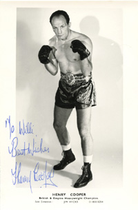 (1943-2011) S/W-Autogrammkarte mit Originalsignatur von Henry Cooper (GBR). Englische Boxlegende und Ex-Weltmeister im Schwergewicht. 16,5x11 cm.<br>-- Schtzpreis: 50,00  --