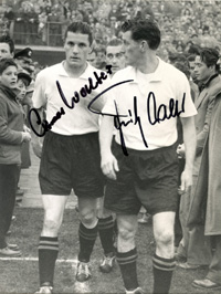 Original S/W-Pressefoto (Horst Mller) mit Fritz und Ottmar Walter im Trikot des 1.FC Kaiserslautern am 20.4.1958. Mit original Signaturen der beiden Fuball - Weltmeistern von 1954, 22x16,5 cm.<br>-- Schtzpreis: 50,00  --