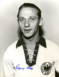 (1926-2008) s/w-Pressefoto (Horst Mller) mit Originalsignatur von Alfred Pfaff (Eintracht Frankfurt). Nationalspieler und Weltmeister 1954. 16,5x21,5 cm.<br>-- Schtzpreis: 50,00  --