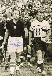 S/W-Groreprofoto vom Endspiel der Fuball Weltmeisterschaft 1954 in der Schweiz Deutschland - Ungarn (3:2) mit den beiden Kapitnen Fritz Walter (1920-2002) und Ferenc Puskas (1927-2006). Mit den original Signaturen beider Spieler, 29,5x20,5 cm.<br>-- Sch
