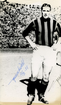 (1921-1995). S/W-Reprofoto mit Originalsignatur von Gunnar Nordahl (Schweden. Inter Mailand), legendrer Torjger mit ber 200 Ligatoren in der Serie A. 24,5x14,5 cm.