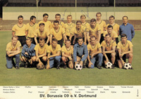 Farb-Grobild 1966/67 Borussia Dortmund von Bergmann. Mit den Originalsignaturen von 12 Spielern. Karton, 29,5x21 cm.