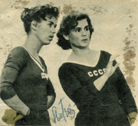 S/W-Magazinfoto mit Original-Autogramm von der Rekordmedaillengewinnerin der Olympiaden 1956-1964 im Turnen fr die UdSSR Larissa Latynina. 7,3x6,5 cm.<br>-- Schtzpreis: 40,00  --