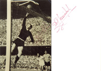 (1917-2004) S/W-Reprofoto mit Blancosignatur von Roque Maspoli (URU) auf der Vorder- und Rckseite. Maspoli ist Fussball - Weltmeister 1950 mit Uruguay. 17x12,5 cm.