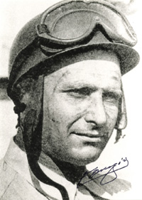 (1911-1995) Original Autograph auf S/W-Reprofoto von Juan Manuel Fangio. Argentinische Rennfahrerlegende und 5facher Formel I-Weltmeister 1951-57. 15x10 cm.<br>-- Schtzpreis: 50,00  --